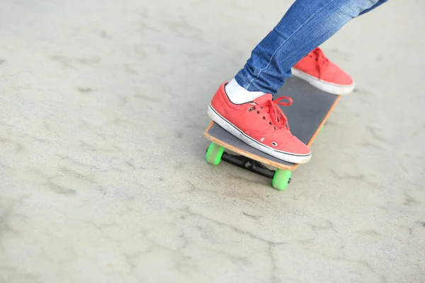 Pernas de skate no skatepark — Fotografia de Stock
