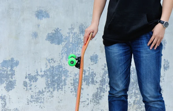 Жіночий скейтбордер з дошкою — стокове фото