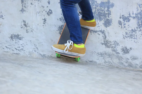 Skateboarding legs at skatepark — Stock Photo, Image