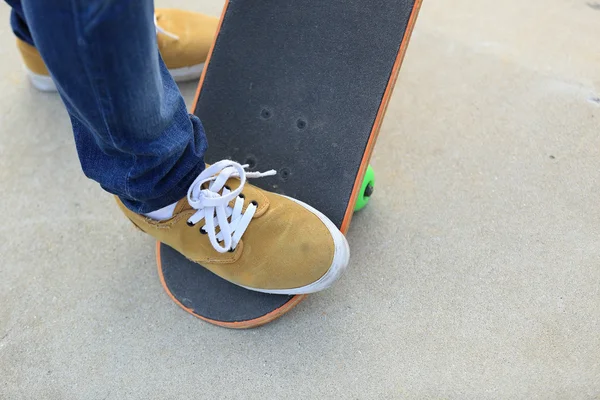 Pattes de skateboard au skatepark — Photo