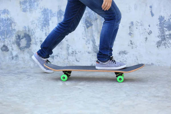 Skateboarding legs at skatepark — Stock Photo, Image