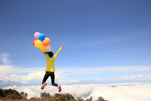 Jubelnde Frau mit bunten Luftballons — Stockfoto