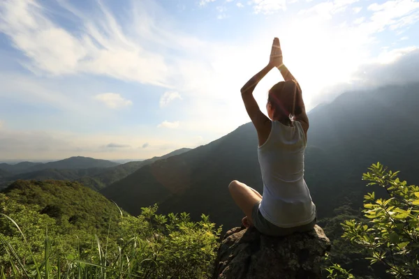 Yoga femme sur montagne — Photo