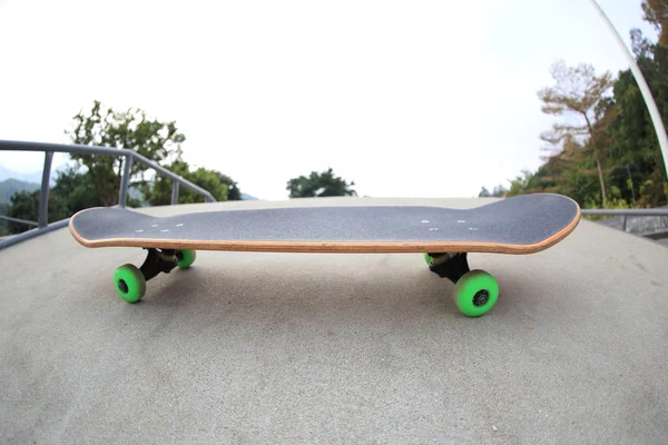 Cubierta de skate en el parque — Foto de Stock