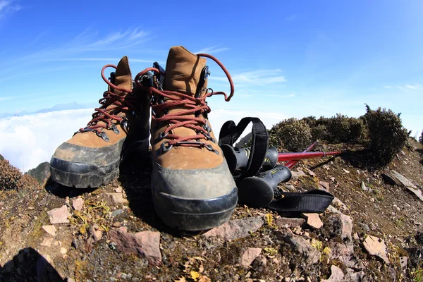 Botas de caminhada no pico da montanha — Fotografia de Stock