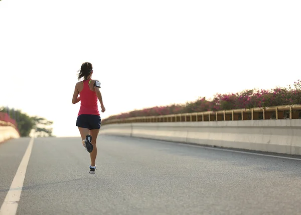 在道路上运行的女跑步运动员 — 图库照片