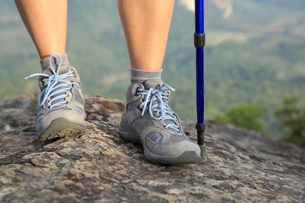 Gambe da escursionista femminile — Foto Stock