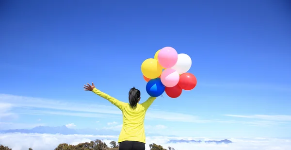 Jubelnde Frau mit bunten Luftballons — Stockfoto