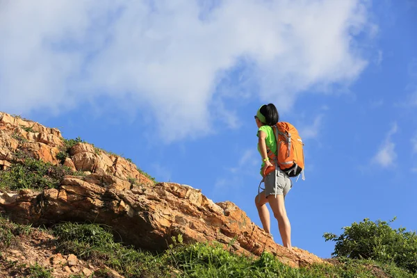 Mujer mochilero escalada a la montaña — Foto de Stock