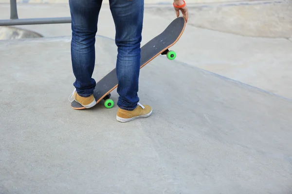 Skateboarder wanita di skatepark — Stok Foto