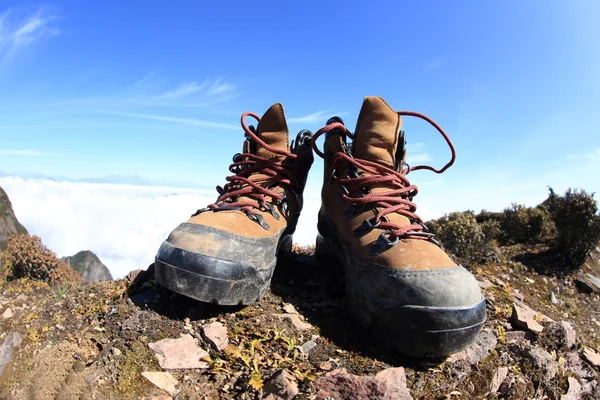 Hiking boots op berg — Stockfoto