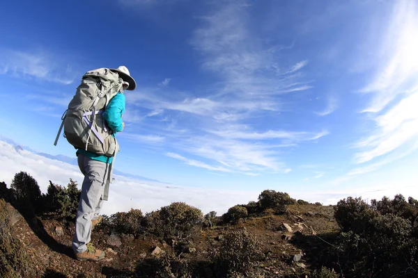 Vrouw backpacker wandelen — Stockfoto