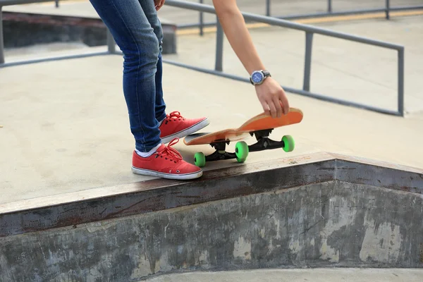 Pattes de skateboard au skatepark — Photo