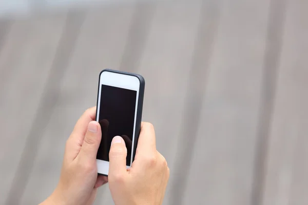 Junge Frau nutzt Smartphone — Stockfoto