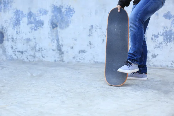 Pattes de skateboard au skatepark — Photo