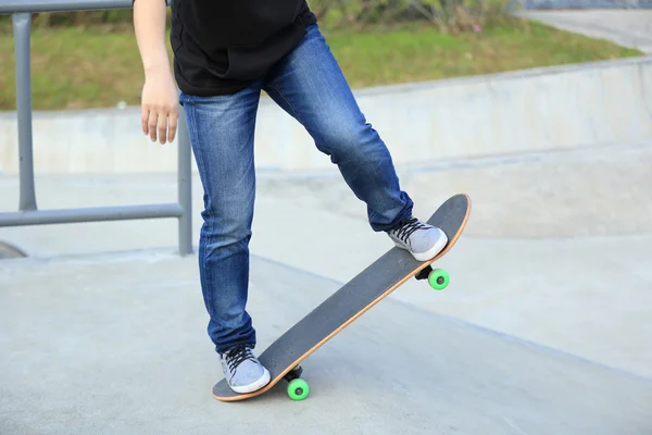 Skateboarder femme au skatepark — Photo
