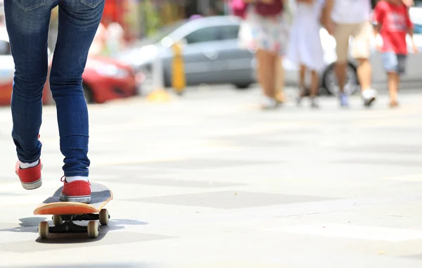 Skateboarderin mit Brett — Stockfoto