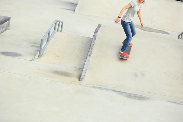 Азиатская скейтбордистка — стоковое фото