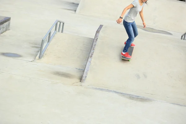 Asiático feminino skatista — Fotografia de Stock