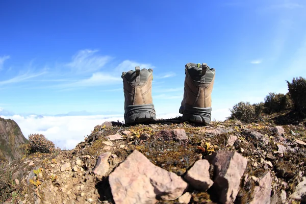 Botas de caminhada no pico da montanha — Fotografia de Stock