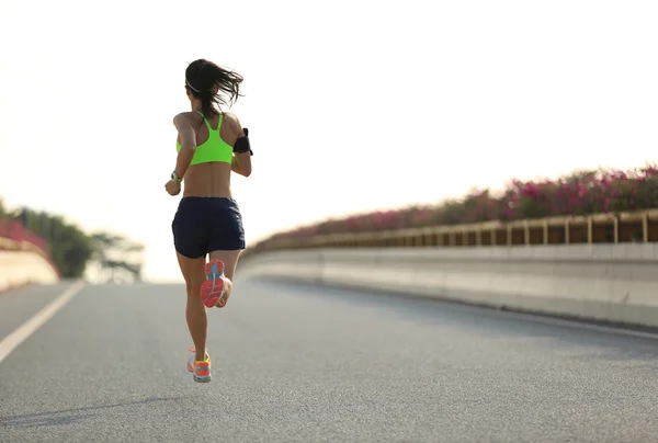 Mujer corredor corriendo en la carretera — Foto de Stock