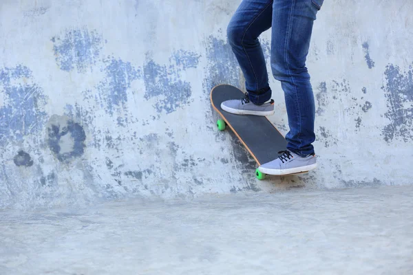 Skateboardbeine im Skatepark — Stockfoto
