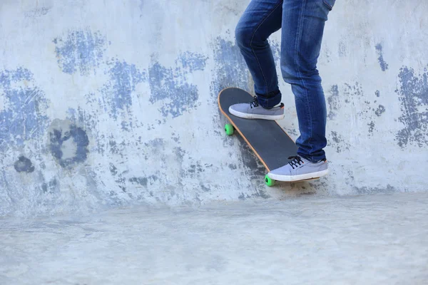 Skateboarding legs at skatepark — Stock Photo, Image