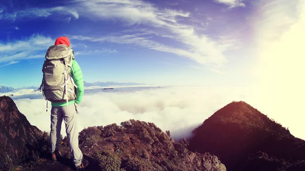 Backpacker kobietę na szczyt — Zdjęcie stockowe