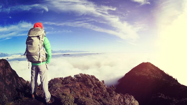 Mujer mochilero en pico de montaña — Foto de Stock