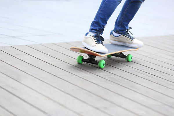 Skateboarder féminin avec planche — Photo