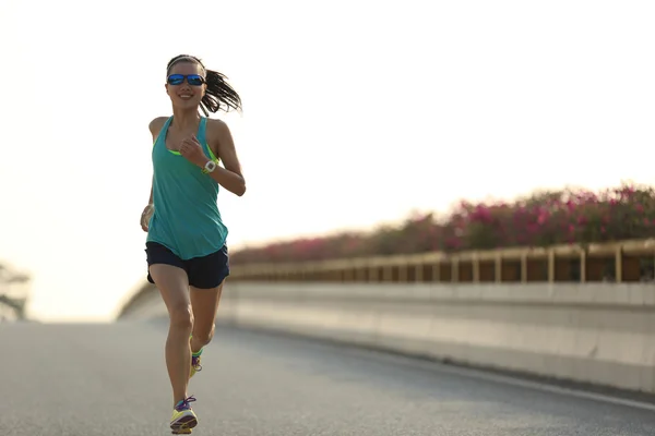 Femme coureuse courir sur la route — Photo