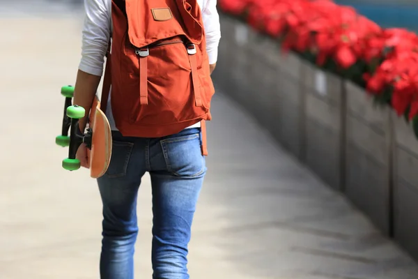 Νεαρή γυναίκα skateboarder — Φωτογραφία Αρχείου