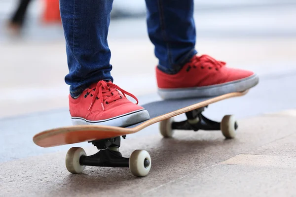 Skateboarder féminin avec planche — Photo