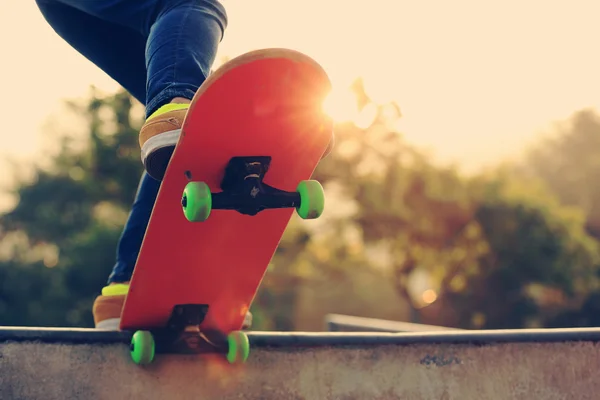 Vrouwelijke skateboarder met bord — Stockfoto