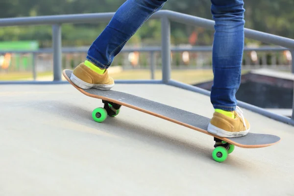 Skateboarding legs at skatepark — Stock Photo, Image