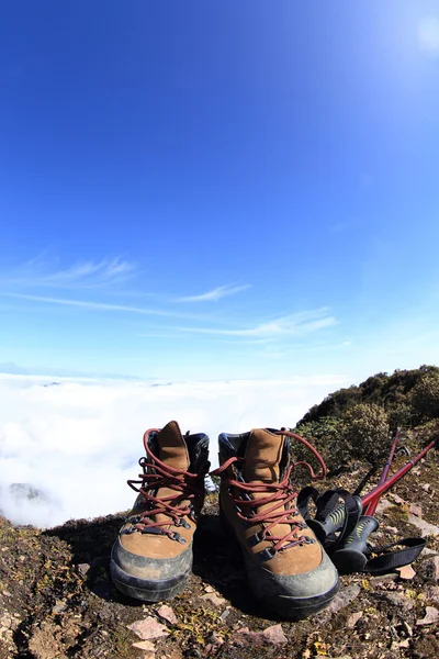 Botas de caminhada no pico da montanha — Fotografia de Stock