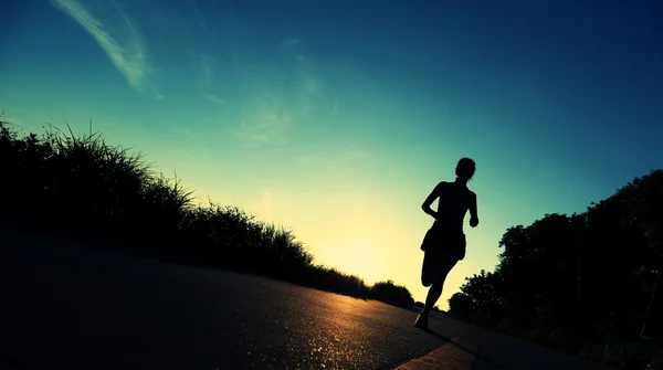 Ung kvinna löpare — Stockfoto