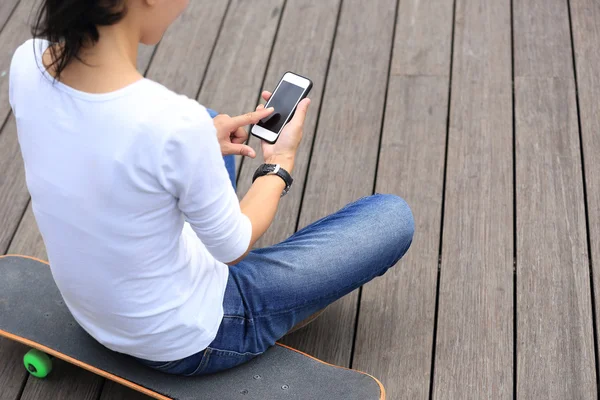 Skateboarderin mit Brett — Stockfoto