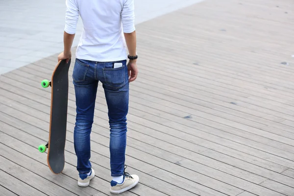 Skateboarder féminin avec planche — Photo