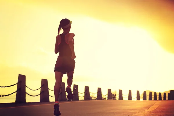 Fitness mladá žena běží — Stock fotografie