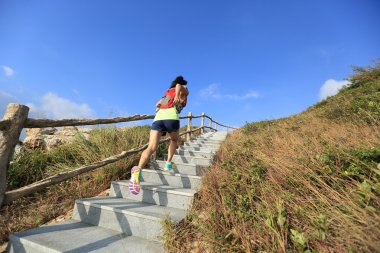 Üst katta çalışan fitness kadın