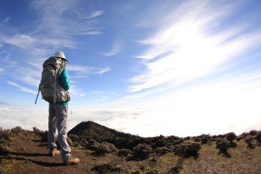 kadın backpacker dağ tepe üzerinde