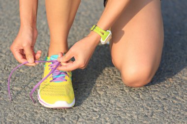 Kadın atlet bağlama ayakkabı bağı