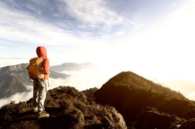 Kadın backpacker Dağı'nda