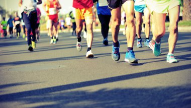 Yolda çalışan maraton sporcular