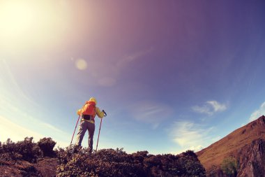 kadın backpacker Dağı'na tırmanma
