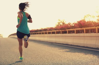 yolda çalışan kadın runner
