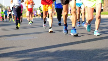 Yolda çalışan maraton sporcular