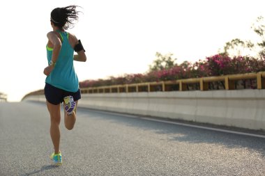yolda çalışan kadın runner