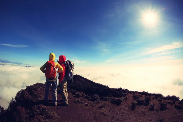 Backpackers genieten van prachtige landschap — Stockfoto